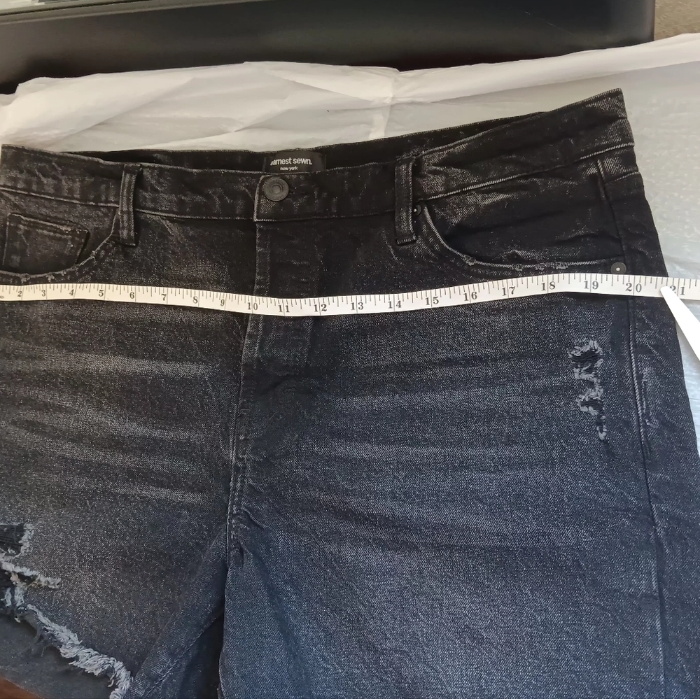 NWOT Earnest sewn new york, dorothy denim Black shorts, mid-rise, distressed 33. - Picture 4 of 14